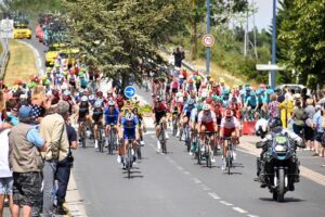 Vollering Dominates Stage 8 to Take Commanding Lead in Women’s Tour de France